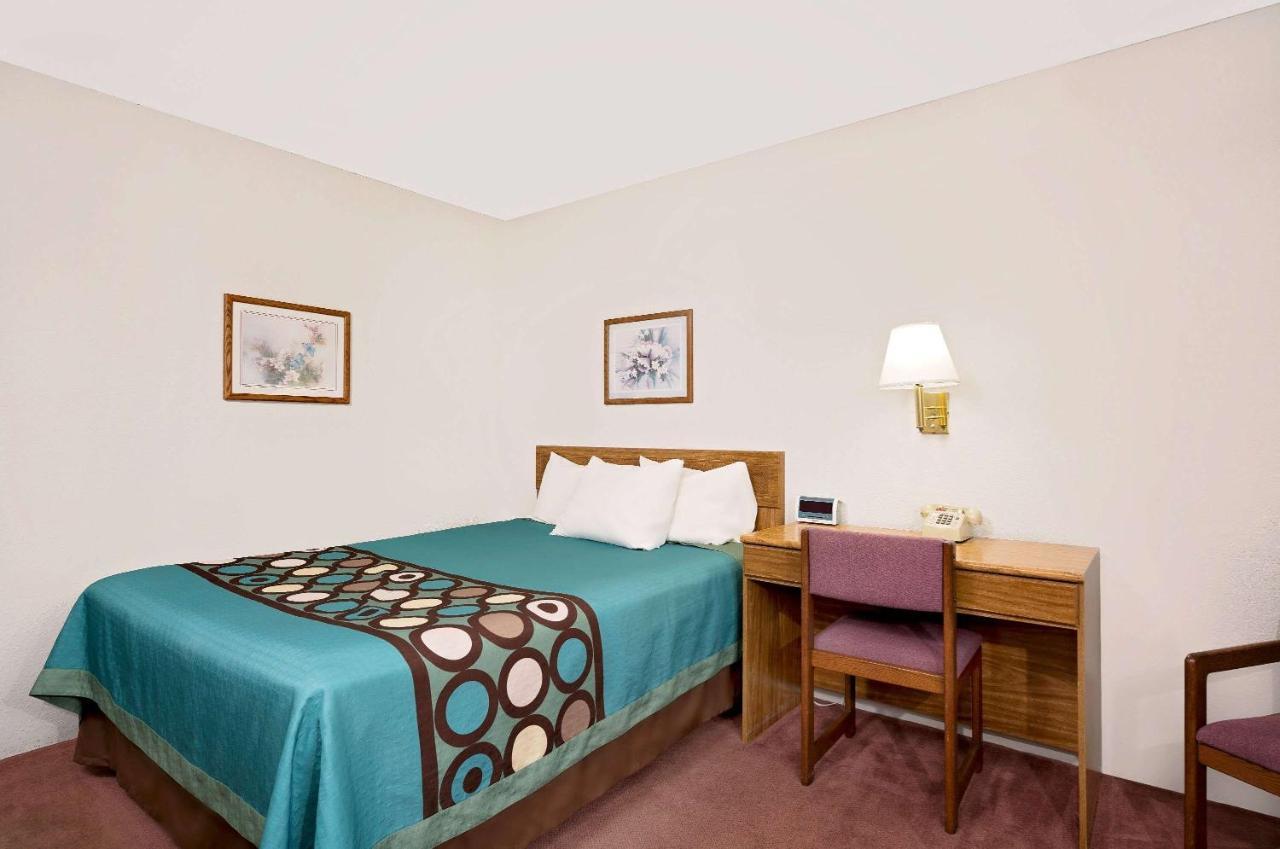 במוטל Super 8 By Wyndham Long Prairie מראה חיצוני תמונה