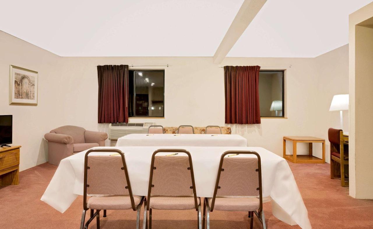 במוטל Super 8 By Wyndham Long Prairie מראה חיצוני תמונה